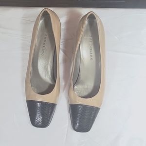 BANDOLINO Beige & Black Size 9N Shoes